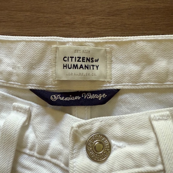 CITIZENS OF HUMANITY | Size 26 | Horseshoe Distressed Barrel-Leg Jeans - Picture 7 of 12